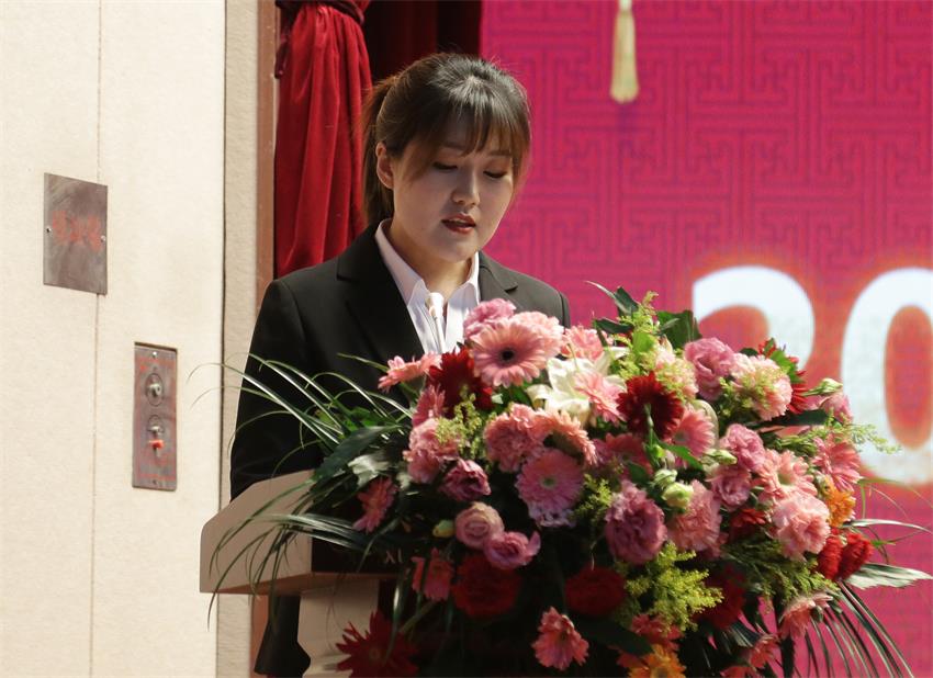 集团副总、江苏树恩教育科技有限公司总经理郭晏彤同志宣读《关于2019年爱游戏AIYOUXI（中国）集团下达各校区招生计划的意见》